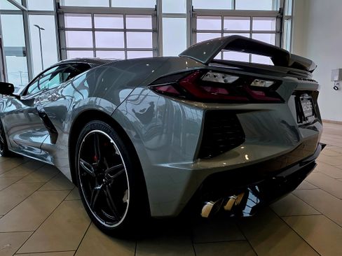 Used 2022 Chevrolet Corvette Stingray Preferred Cpe w/ Z51 Performance Package RWD image 5