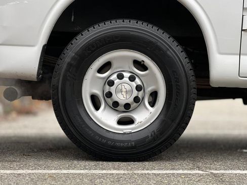 Used 2018 Chevrolet Express 2500 image 35