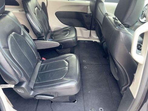 Used 2021 Chrysler Pacifica Touring-L image 25