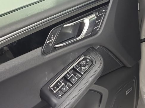 Used 2026 Porsche Macan AWD/4WD image 16