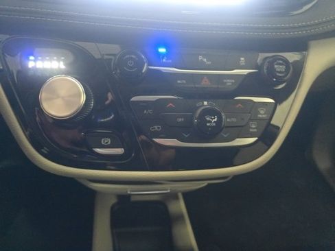 Used 2023 Chrysler Pacifica Touring-L image 21