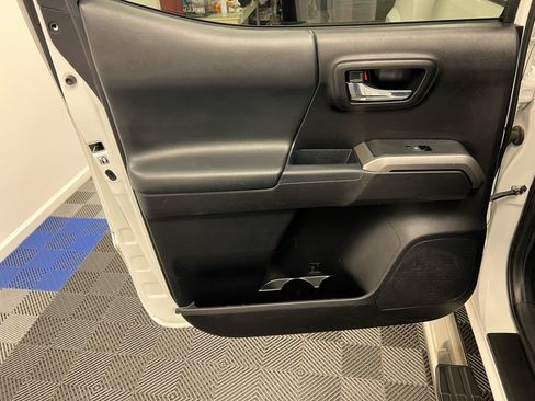Used 2018 Toyota Tacoma Limited image 9