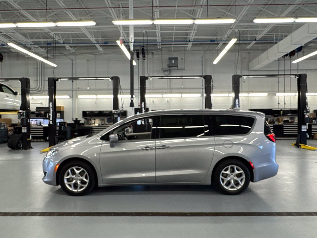 Used 2018 Chrysler Pacifica Touring Plus w/ Tire & Wheel Group FWD image 10