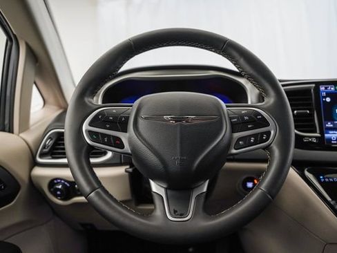 Used 2023 Chrysler Pacifica Touring-L FWD image 48