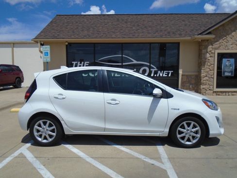 Used 2015 Toyota Prius C Three FWD image 4