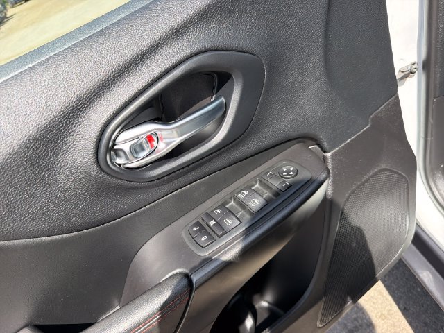 Used 2020 Jeep Cherokee Trailhawk AWD/4WD image 14