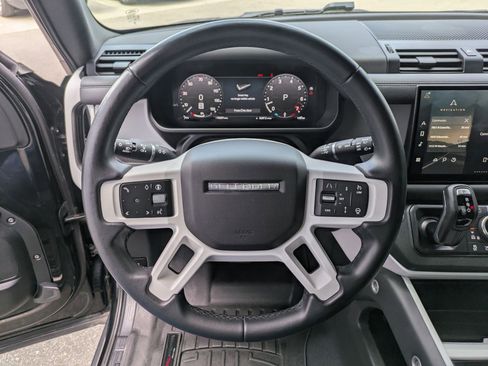 Used 2025 Land Rover Defender 110 X-Dynamic SE image 17