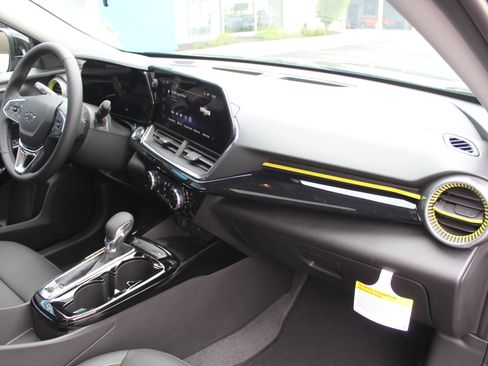 New 2026 Chevrolet Trax ACTIV w/ Sunroof Package FWD image 15
