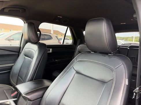 Used 2020 Ford Explorer XLT w/ Equipment Group 202A AWD/4WD image 14