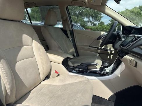 Used 2017 Honda Accord EX image 8