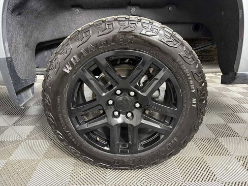 Used 2024 Chevrolet Silverado 1500 LT Trail Boss w/ LT Trail Boss Premium Package AWD/4WD image 12