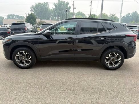 Used 2025 Chevrolet Trax LT w/ Sunroof Package FWD image 6