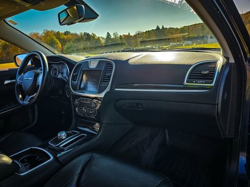 Used 2016 Chrysler 300 Limited image 36