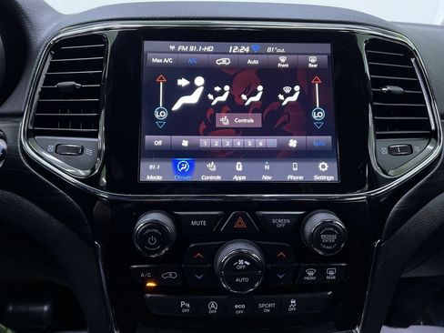Used 2021 Jeep Grand Cherokee Laredo X AWD/4WD image 24