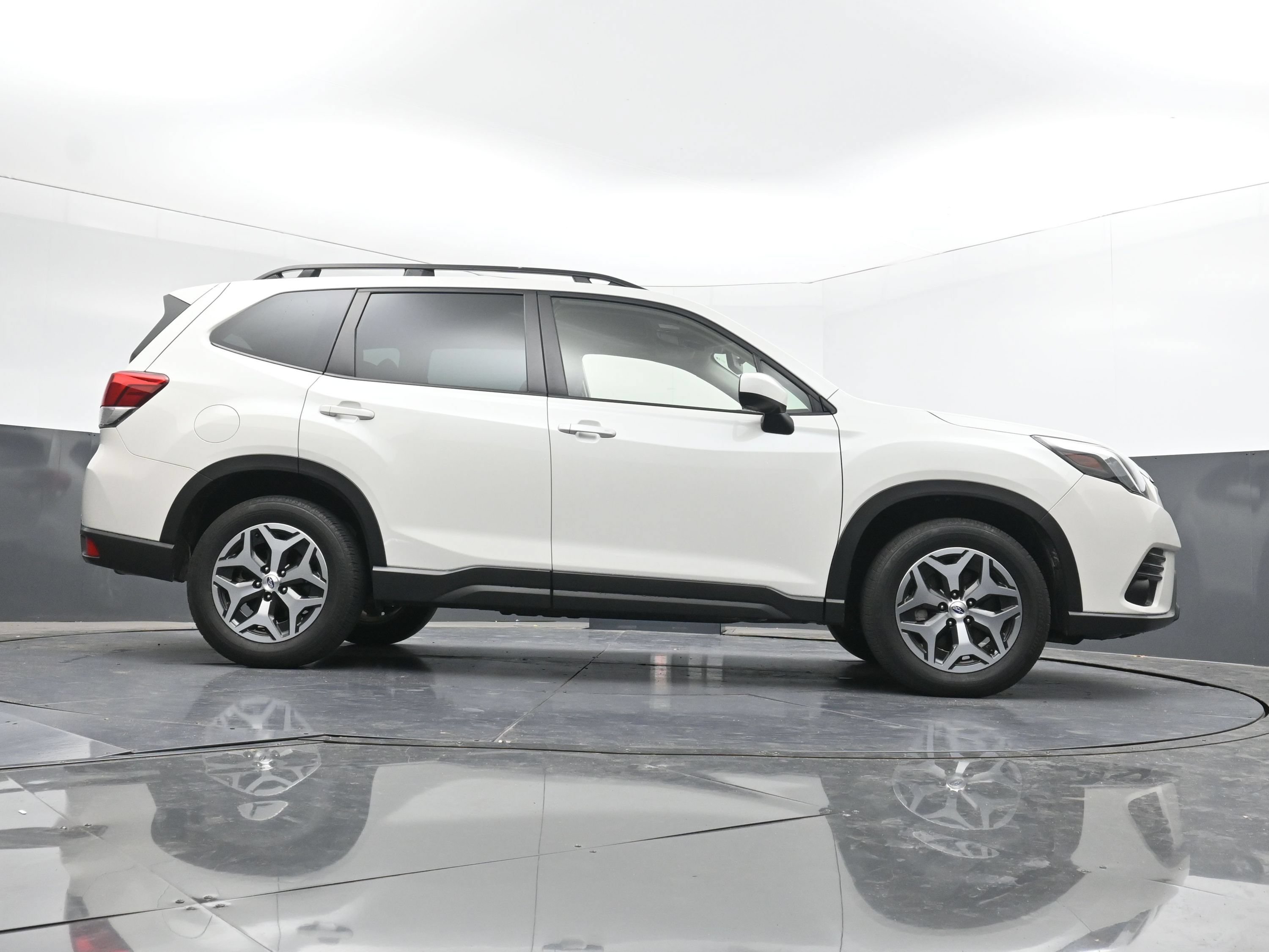 Used 2023 Subaru Forester Premium AWD/4WD image 32