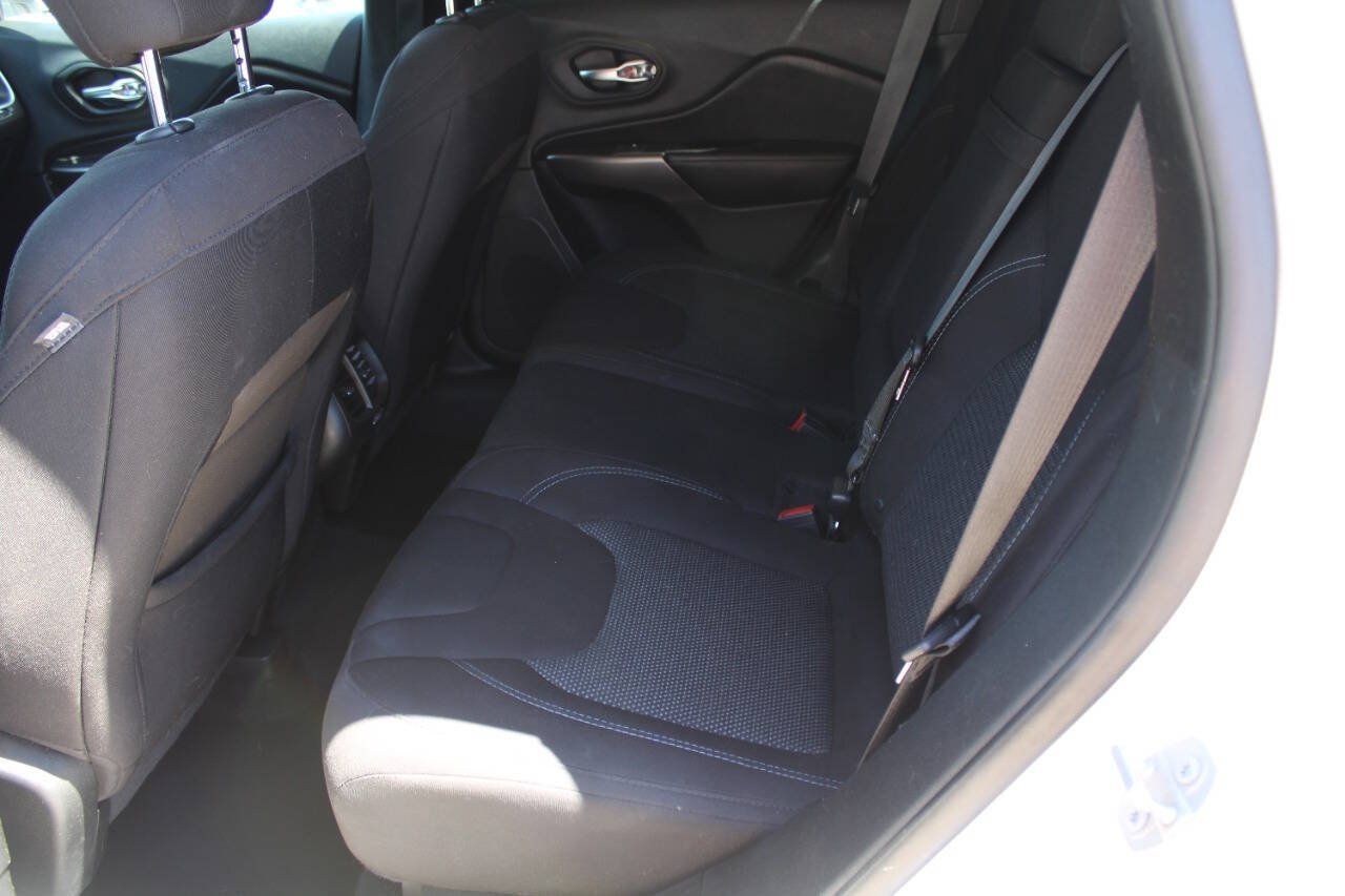 Used 2019 Jeep Cherokee Latitude w/ Popular Appearance Group AWD/4WD image 9