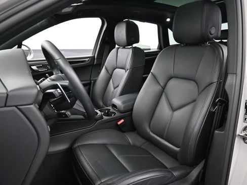 Certified 2025 Porsche Macan image 5