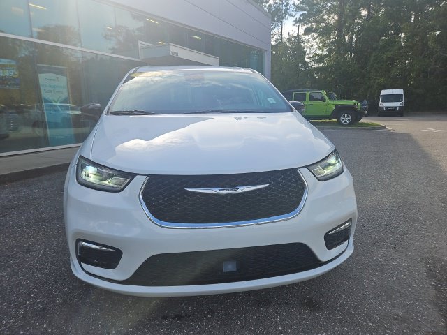 Used 2024 Chrysler Pacifica Touring-L FWD image 11