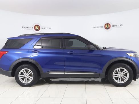 Used 2022 Ford Explorer XLT w/ Equipment Group 202A AWD/4WD image 2
