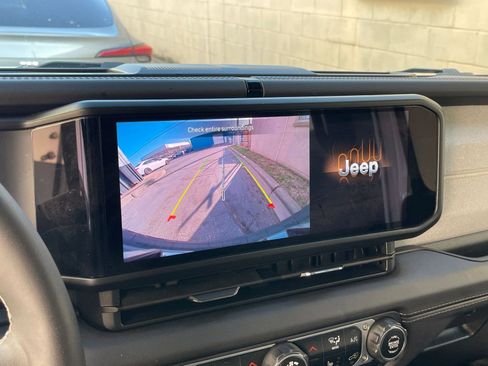 Used 2025 Jeep Wrangler Sahara image 17