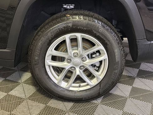 Used 2025 Jeep Grand Cherokee L Laredo image 5