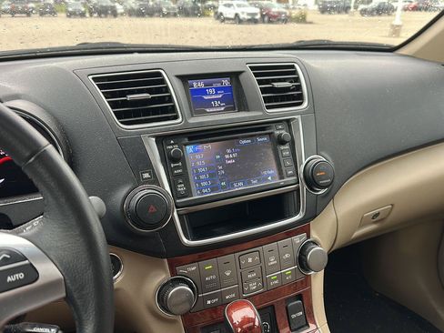 Used 2013 Toyota Highlander Limited AWD/4WD image 16