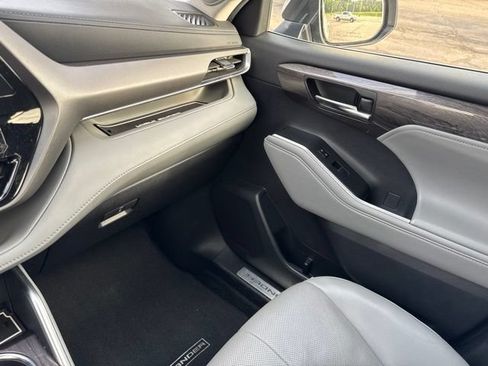 Used 2022 Toyota Highlander Limited FWD image 25