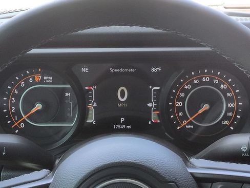 Used 2025 Jeep Gladiator Rubicon w/ Technology Group AWD/4WD image 18