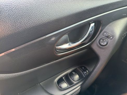 Used 2018 Nissan Rogue SV w/ Premium Package image 25