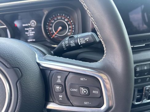 Used 2025 Jeep Wrangler Unlimited Sahara AWD/4WD image 14