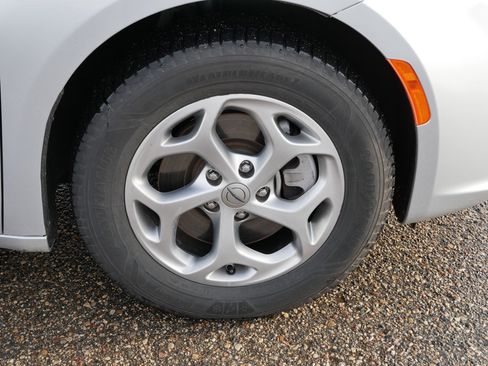 Used 2023 Chrysler Pacifica Limited image 15