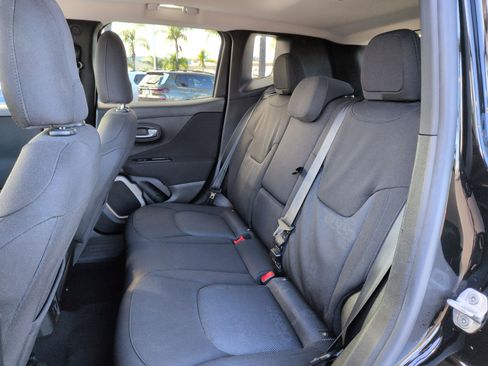 Used 2016 Jeep Renegade Latitude w/ Popular Equipment Group image 29