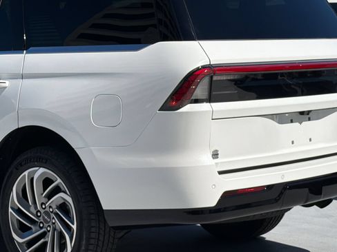 New 2026 Lincoln Navigator Reserve AWD/4WD image 7