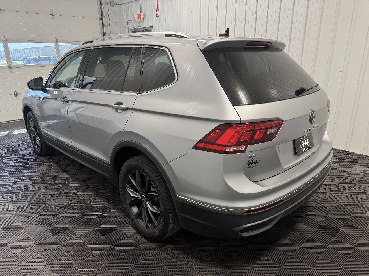 Used 2023 Volkswagen Tiguan SE AWD/4WD image 4