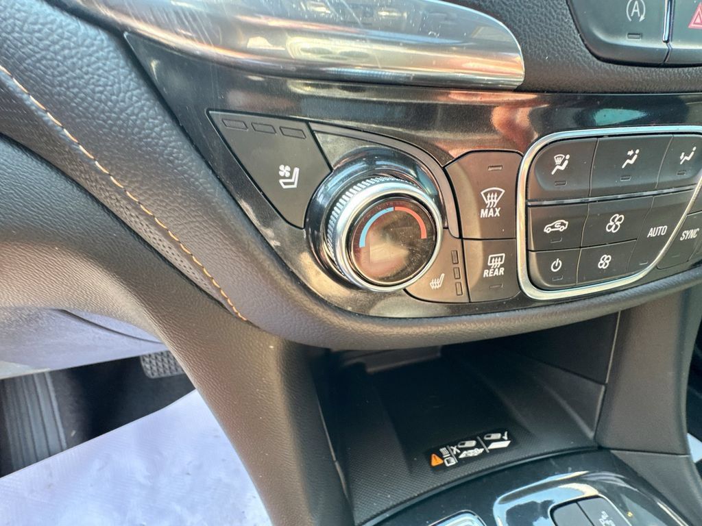 Used 2023 Chevrolet Equinox Premier AWD/4WD image 16