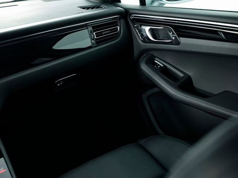 Certified 2025 Porsche Macan AWD/4WD image 31