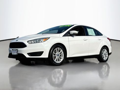 Used 2015 Ford Focus SE w/ SE Cold Weather Package FWD image 3