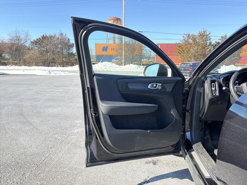 Used 2021 Volvo XC40 T5 R-Design w/ Climate Package image 11