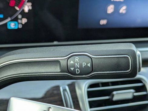 Used 2025 Mercedes-Benz GLS 450 4MATIC image 12