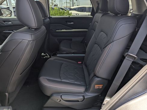New 2026 Nissan Pathfinder Platinum FWD image 8