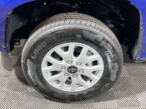 Certified 2025 Toyota Tacoma SR5 AWD/4WD image 26