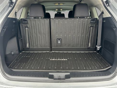 Used 2025 Toyota Highlander LE image 19