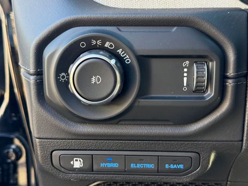 Used 2025 Jeep Wrangler Unlimited Sahara w/ Safety Group image 30