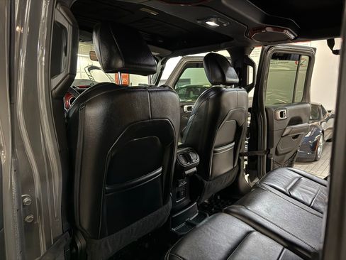 Used 2018 Jeep Wrangler Unlimited Sahara image 32