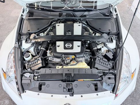 Used 2015 Nissan 370Z Touring RWD image 23