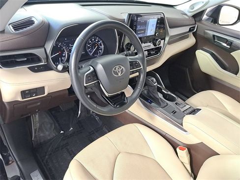 Used 2021 Toyota Highlander Limited image 19