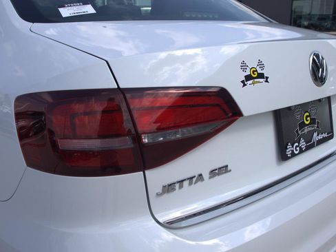 Used 2017 Volkswagen Jetta SEL image 9