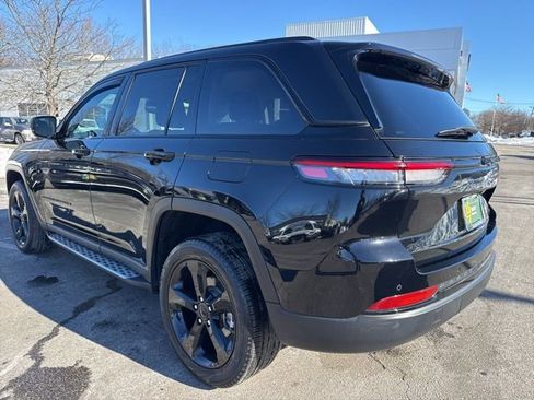 Used 2023 Jeep Grand Cherokee Limited w/ Black Appearance Package image 16