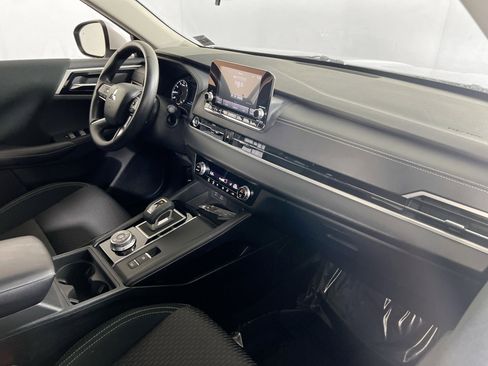 Used 2022 Mitsubishi Outlander ES image 26