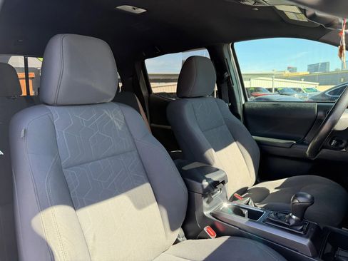 Used 2019 Toyota Tacoma TRD Sport w/ Technology Package AWD/4WD image 15